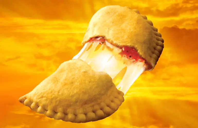 Une Pizza Pop ouverte en deux avec le soleil et des nuages en arrière-plan
